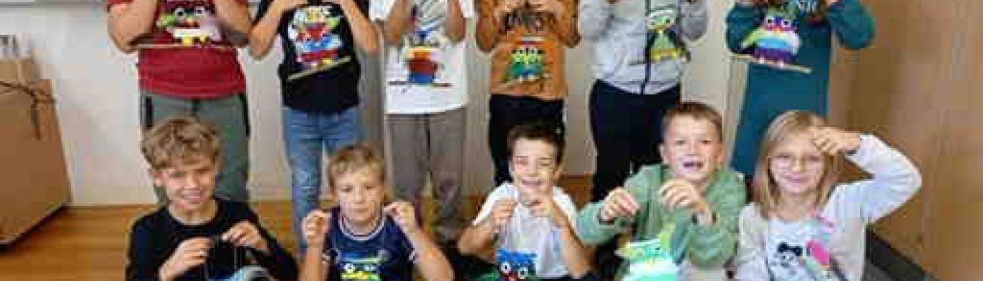 Da haben die Kinder der 3.Stufe ganz eifrig süße Eulen gewebt