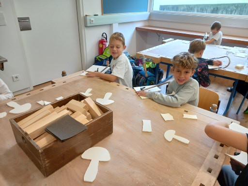 Laubsägearbeit: Fliegenpilze