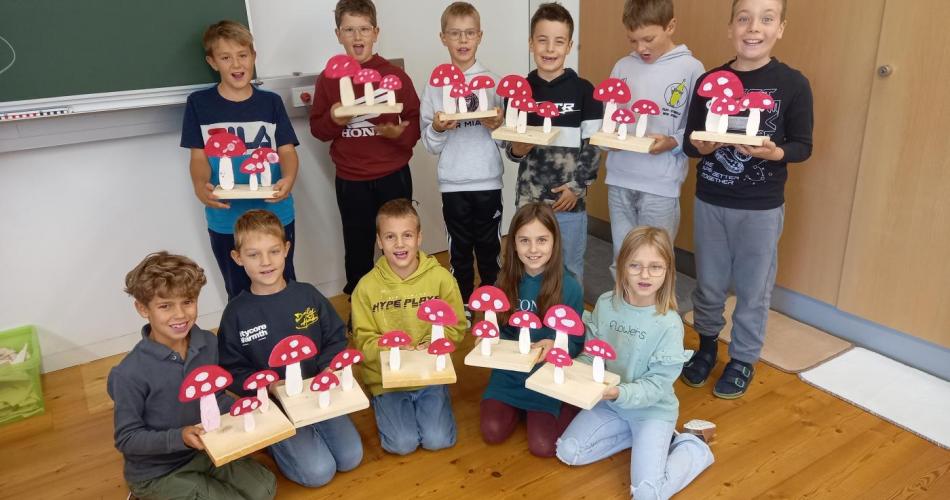 Laubsägearbeit: Fliegenpilze